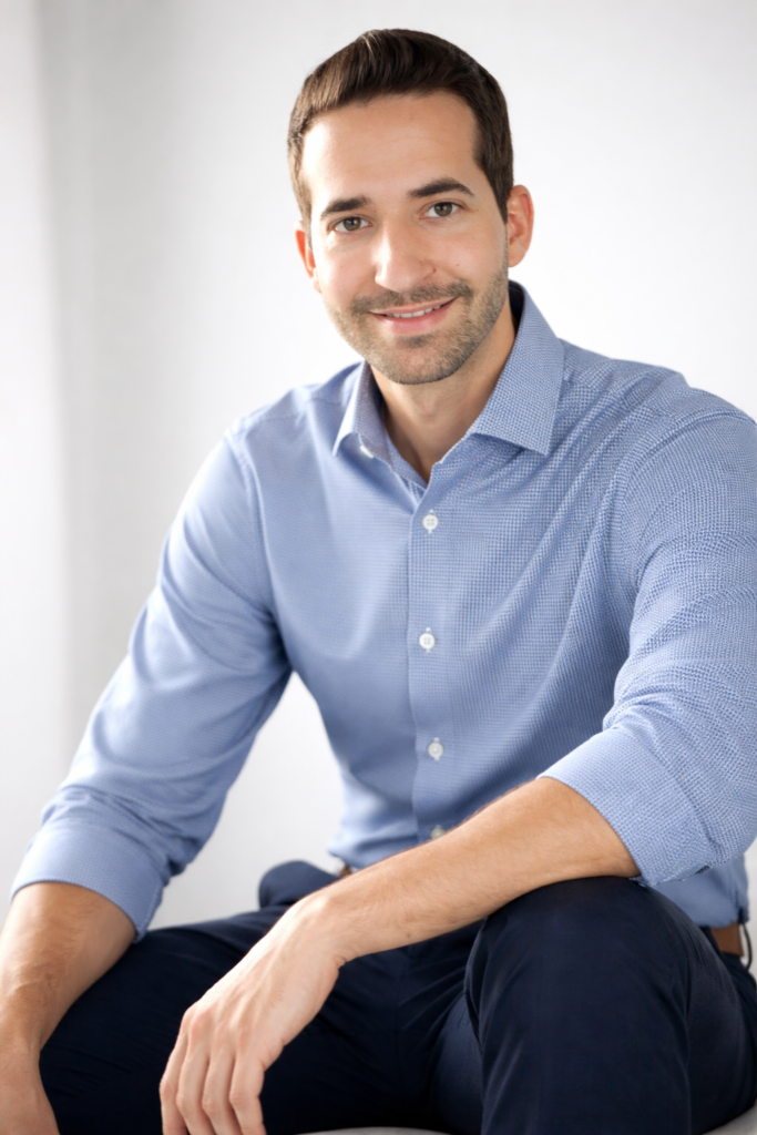 Retrato profesional de Roberto Alconada del equipo directivo de Red de Anclas.